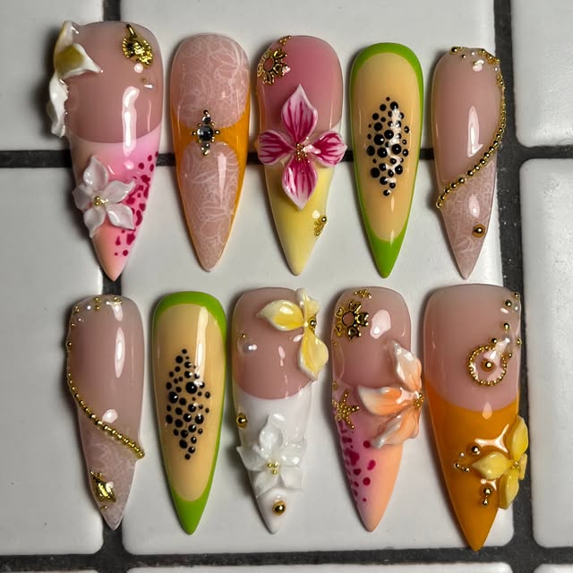 Set de dix press-on Bobby avec fleurs en relief, fruits, couleurs vives et détails dorés
