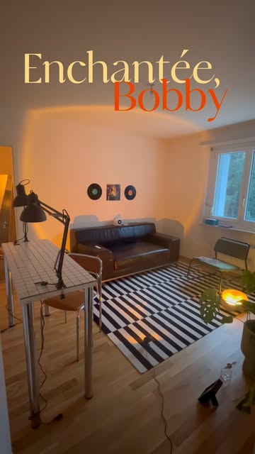 Le studio de Bobby : mobilier vintage, lumière chaude et tapis graphique noir et blanc
